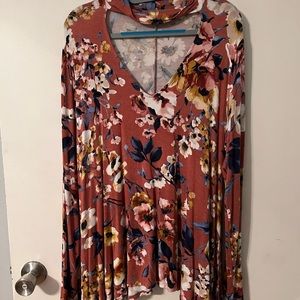Floral blouse with cut out at the front
